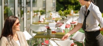 15035976-camarera-devolver-a-cambio-de-dinero-mujer-terraza-del-restaurante-cuenta