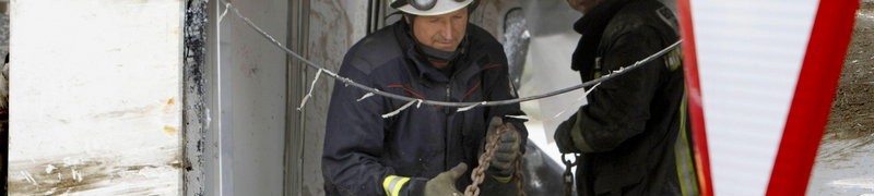 RETIRADA DE UNO DE LOS VAGONES DEL TREN DESCARRILADO AYER EN COMPOSTELA