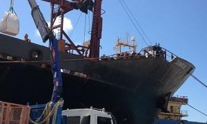 Agentes-Grupo-Operaciones-especiales-interviniendo-barco-cargado-cocaina-costas-gaditanas