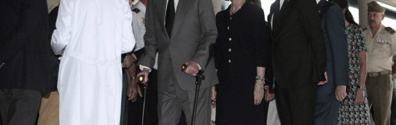 LOS REYES LLEGAN AL HOSPITAL PARA VISITAR A HERIDOS DEL ACCIDENTE